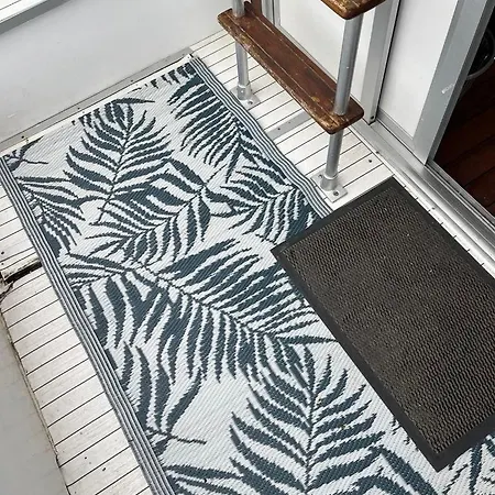 Unusual Night On A Small Yacht * El Havre